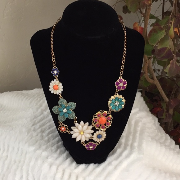 Chunky Statement Flower Necklace - Picture 3 of 3